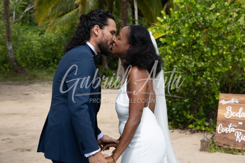 Elopement Costa Rica Puerto Viejo Beach