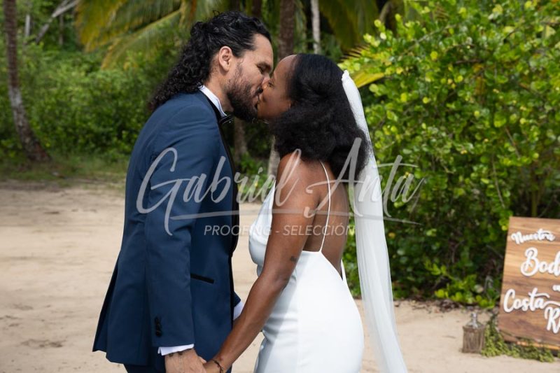 Elopement Costa Rica Puerto Viejo Beach
