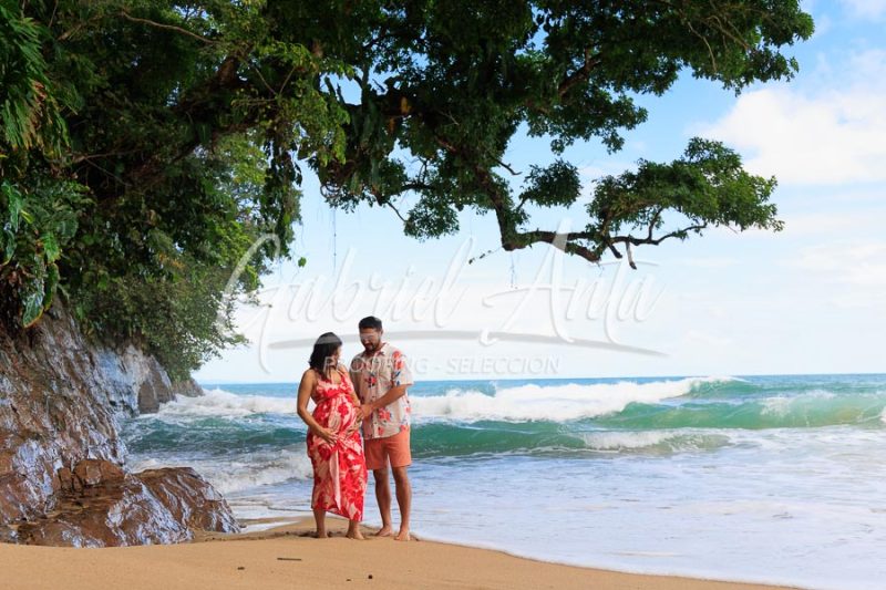 Sesión de Fotos de Maternidad en Puerto Viejo de Talamanca (Costa Rica)