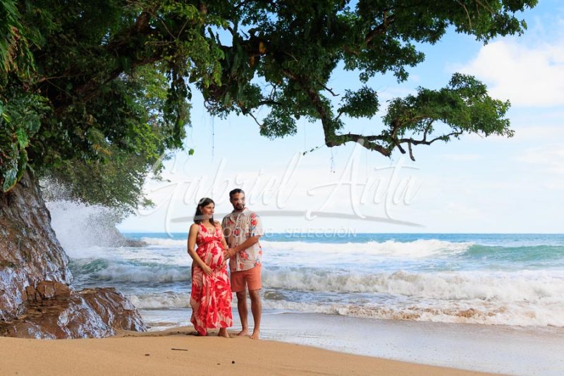 Sesión de Fotos de Maternidad en Puerto Viejo de Talamanca (Costa Rica)