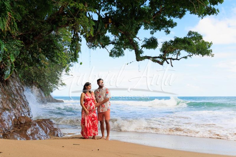 Sesión de Fotos de Maternidad en Puerto Viejo de Talamanca (Costa Rica)