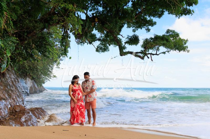 Sesión de Fotos de Maternidad en Puerto Viejo de Talamanca (Costa Rica)