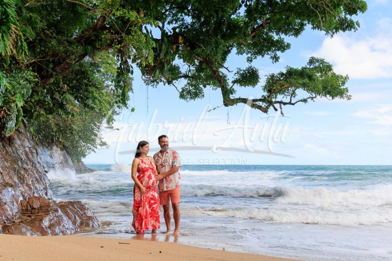Sesión de Fotos de Maternidad en Puerto Viejo de Talamanca (Costa Rica)
