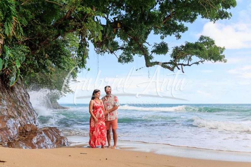 Sesión de Fotos de Maternidad en Puerto Viejo de Talamanca (Costa Rica)