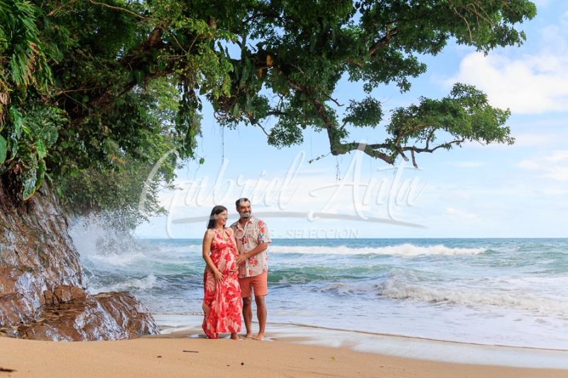 Sesión de Fotos de Maternidad en Puerto Viejo de Talamanca (Costa Rica)