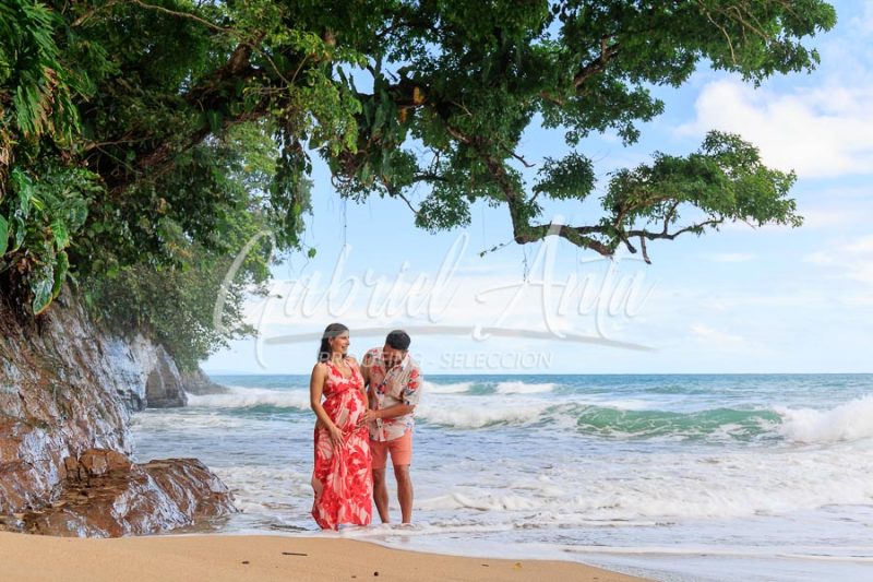 Sesión de Fotos de Maternidad en Puerto Viejo de Talamanca (Costa Rica)