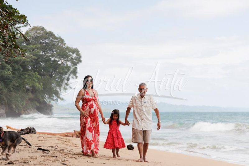 Sesión de Fotos de Maternidad en Puerto Viejo de Talamanca (Costa Rica)