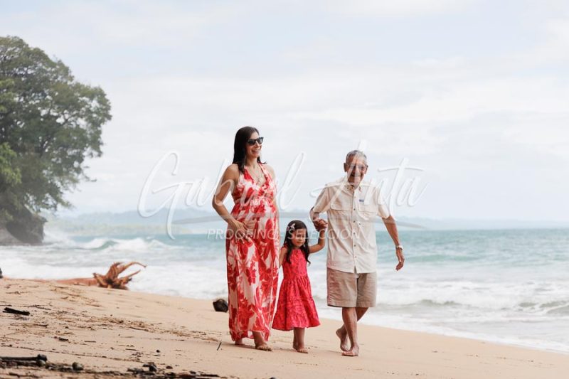 Sesión de Fotos de Maternidad en Puerto Viejo de Talamanca (Costa Rica)