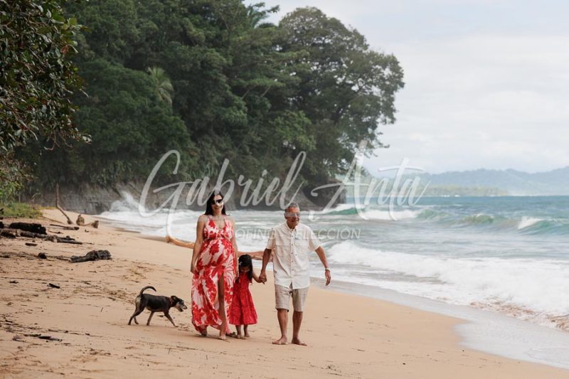 Sesión de Fotos de Maternidad en Puerto Viejo de Talamanca (Costa Rica)