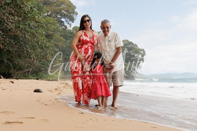 Sesión de Fotos de Maternidad en Puerto Viejo de Talamanca (Costa Rica)
