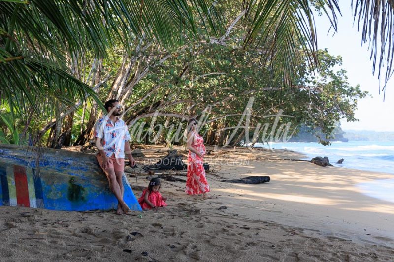 Sesión de Fotos de Maternidad en Puerto Viejo de Talamanca (Costa Rica)