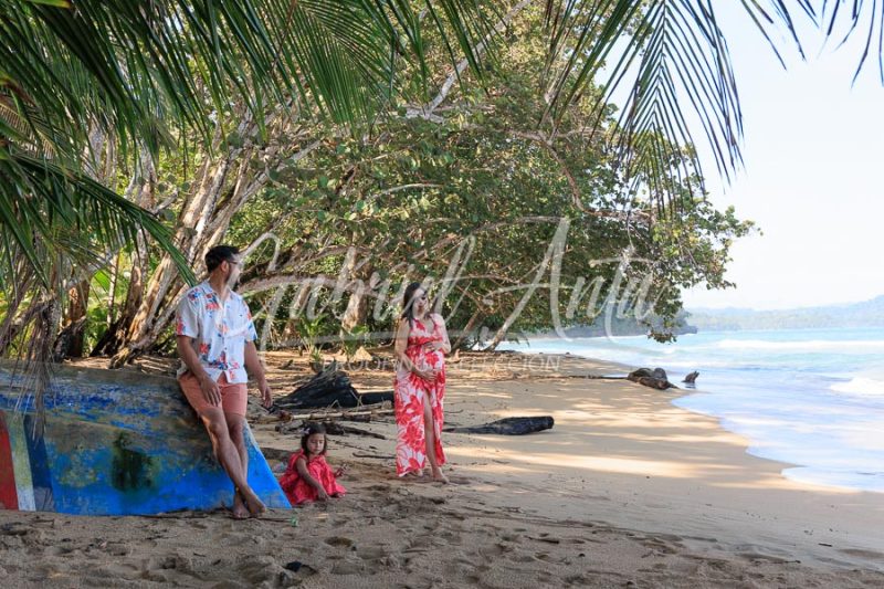Sesión de Fotos de Maternidad en Puerto Viejo de Talamanca (Costa Rica)