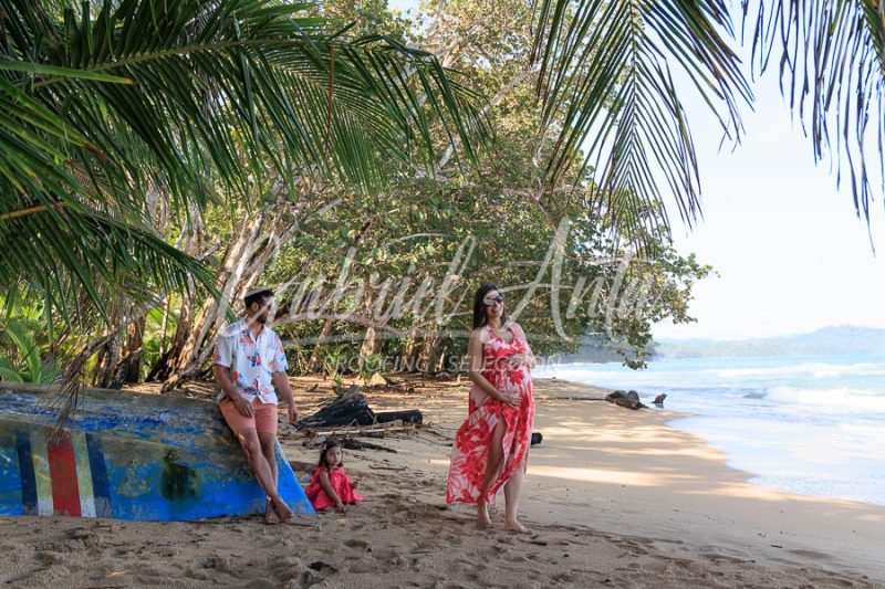 Sesión de Fotos de Maternidad en Puerto Viejo de Talamanca (Costa Rica)