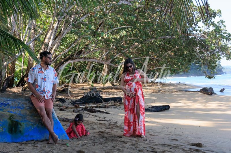 Sesión de Fotos de Maternidad en Puerto Viejo de Talamanca (Costa Rica)