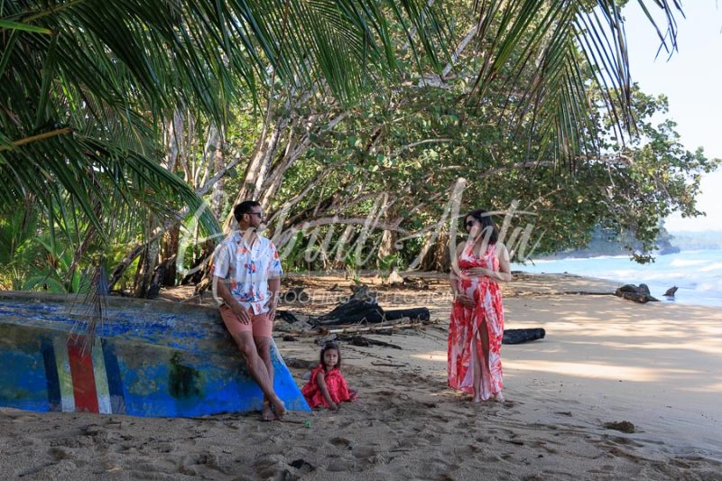 Sesión de Fotos de Maternidad en Puerto Viejo de Talamanca (Costa Rica)