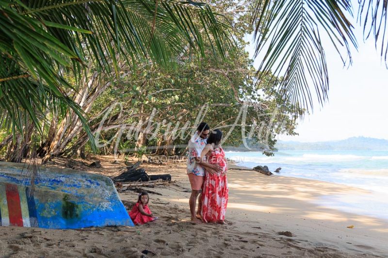 Sesión de Fotos de Maternidad en Puerto Viejo de Talamanca (Costa Rica)