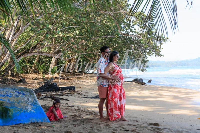 Sesión de Fotos de Maternidad en Puerto Viejo de Talamanca (Costa Rica)