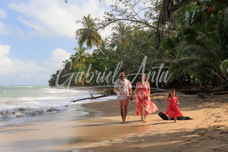 Sesión de Fotos de Maternidad en Puerto Viejo de Talamanca (Costa Rica)