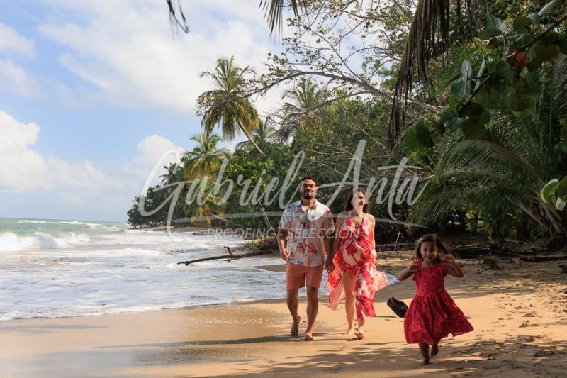 Sesión de Fotos de Maternidad en Puerto Viejo de Talamanca (Costa Rica)